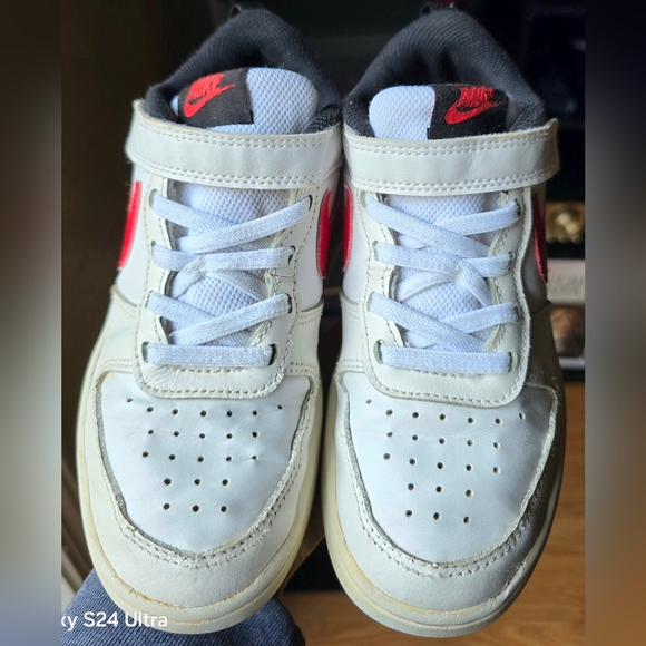 Sz 1.5Y Big Kids NIKE COURT BOROUGH 2.0 Low Bungee Laces/Adjustable Strap Shoes - Picture 2 of 8